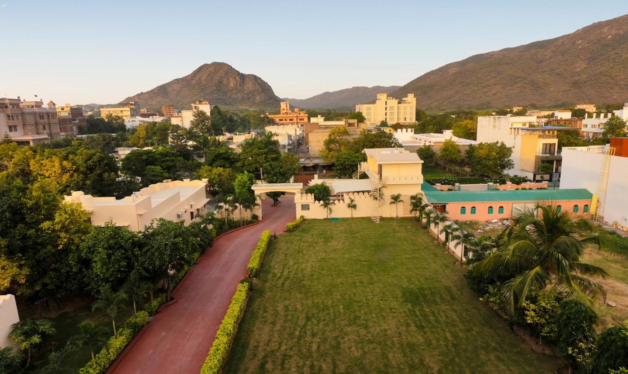 Treebo Premium Royal Amar With Mountain View, 2 Km From Pushkar Lake Buitenkant foto